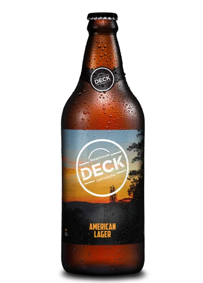 Garrafa de cerveja artesanal com rótulo personalizado do Deck Cantareira Steakhouse