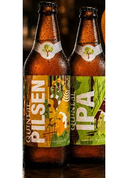 Garrafa de cerveja artesanal com rótulo do Quintal do Espeto